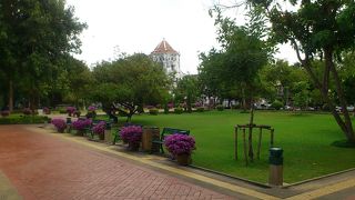 チャオプラヤ川に面した小さな公園