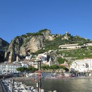 海と山と建物の景観