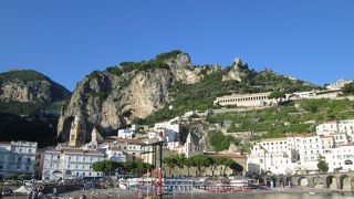 海と山と建物の景観