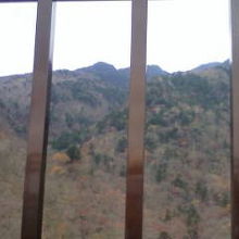 欄干の隙間から赤薙山を見る