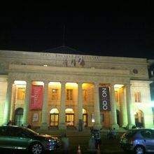 夜はライトアップされます