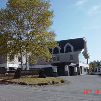 ホテルの看板と玄関前の風景