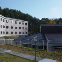 海抜表示板とホテル概観　　