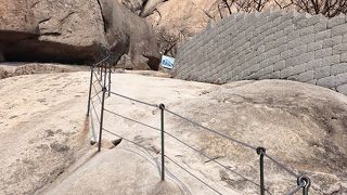 頂上付近の岩が雄大