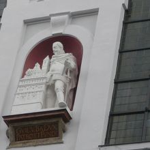 歴代ローマ皇帝や聖人の像が並んでいます