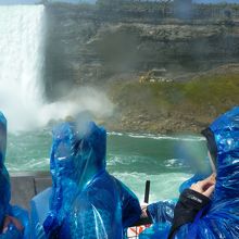 カナダ滝の下まで行きます。滝裏ツアー客も見えます