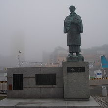 霧の中で観る啄木の存在感が素晴らしい像です