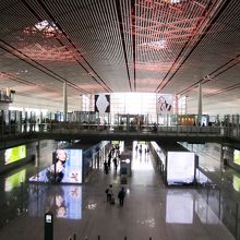 大きく近代的できれいです。