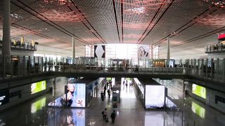 入国審査後の飲食店は限られます。