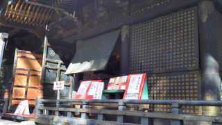 黒の趣ある拝殿