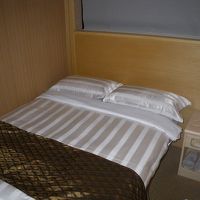 何故か枕が２つ、やや手狭ですがダブルベッドルームでしょうか