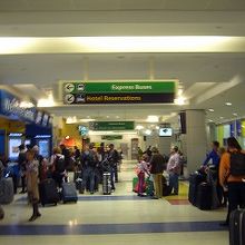 税関後のミーティングエリア