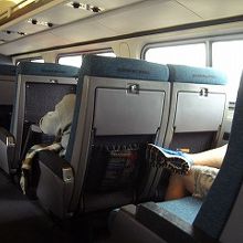 座席は、通路を挟んで左右に二席づつ配されている