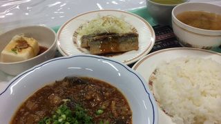 安田講堂の地下の学食。土曜日は学生以外も多い