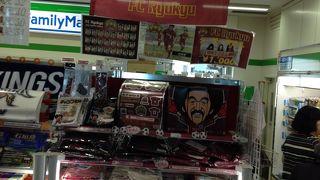 沖縄ゆかりの商品がいっぱいおいてあります