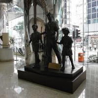 ロビーにあるボーイスカウトの銅像