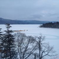 ホテルの部屋からの景色。阿寒湖、凍ってます。
