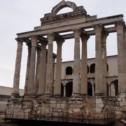 町中の一画に現れるローマ神殿
