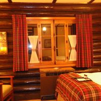 窓側はログハウスの造りで重厚