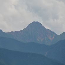 頂上から見える赤岳です