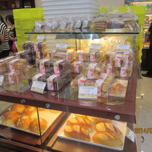 パンやクッキーがあります。