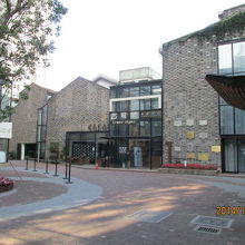 工場をリノベイションした８号橋