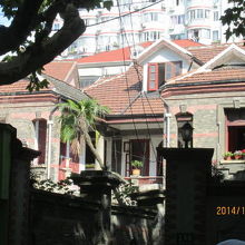 しっかりした石庫門住宅が並ぶ。