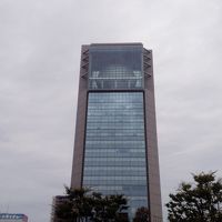 駅前の近代的なビル