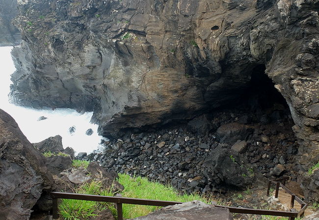 海が荒れ始めたら、この洞窟見学にはご注意を