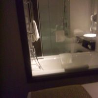 バスルーム。奥にシャワーブース。