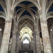 入ってすぐ内部