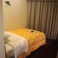 手前奥に机とクローゼットあり