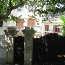 高い塀に囲まれた大邸宅。広元路１４６号。