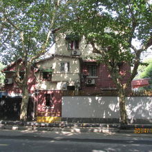 大邸宅は共同住宅になってます。