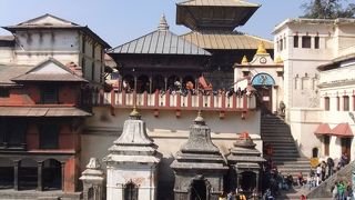 ガンジス支流の聖なる寺院