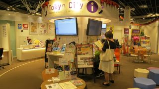 カフェ併設の観光・ビジネス情報センター