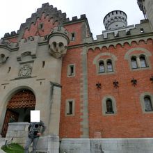 マリエン橋からノイ城入り口まで徒歩5-6分。