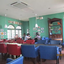 ２階は喫茶とレストランになっています.