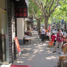 歩道に出てゲームや談笑しています。