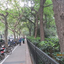 准海中路の襄陽公園を横に見て北上します。