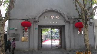 フランス租界の紹興路は陜西南路から瑞金二路まで,紹興公園」には孫文を支えた梅屋庄吉の像があります。