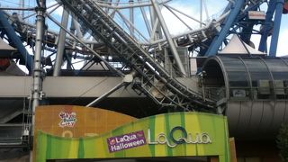 建物内を走り抜けるコースターに驚いた