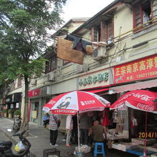 嘉善路の庶民的商店街。