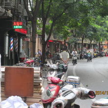 嘉善路の庶民的商店街が続く。