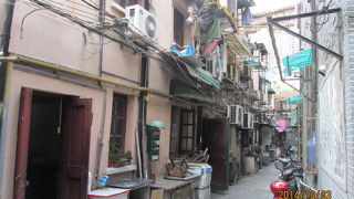 フランス租界の嘉善路は復興中路から肇嘉浜路まで、石庫門住宅が建ち並び下町の風情がある。