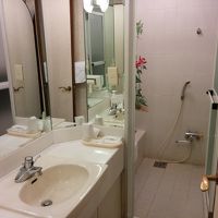 部屋の洗面所とバスルーム