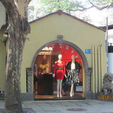 老房子の１角がブティック。