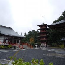 小京都を思わせる五重塔のある境内は鮮やかな平安色の中にある。