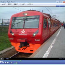 電車到着、かなり長い編成。