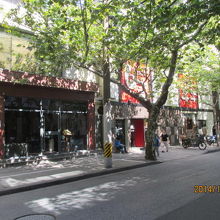 東湖路沿いの商店街。